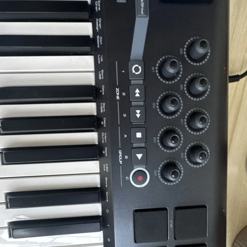 M-Audio Axiom 25 MIDI Keyboard Controller w/ Pads, Pitch/Mod Wheels no cables